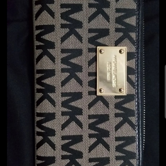 Michael Kors Wallet - Picture 1 of 3